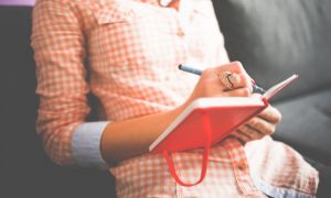 mujer-con-el-anillo-de-tomar-notas_385-19324406