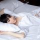 mujer-durmiendo-en-la-cama_1163-96