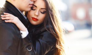 chica-carinosa-con-su-novio_1153-395