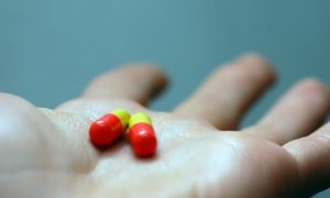mano-con-pastillas_1160-489