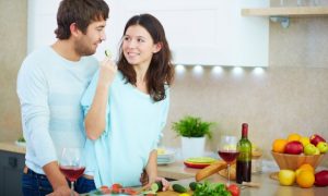 pareja-cocinando-juntos_1098-2722