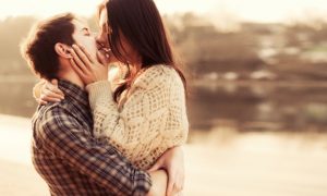 primer-plano-de-mujer-dando-un-beso-apasionado-a-su-marido_1140-261