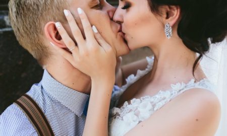 primer-plano-de-recien-casados-besandose-apasionadamente_1153-47