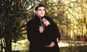 chico-feliz-con-su-novia-en-el-parque_1153-567