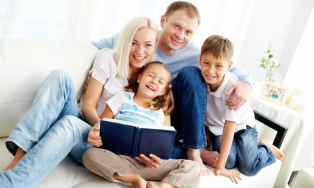familia-feliz-leyendo-un-libro_1098-1493-1