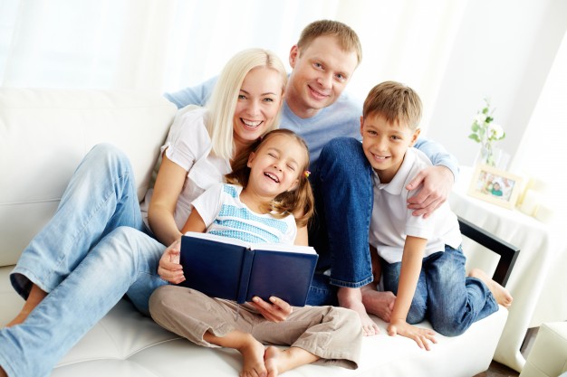 familia-feliz-leyendo-un-libro_1098-1493-1