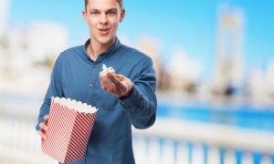 cool-hombre-joven-con-palomitas_1149-1806