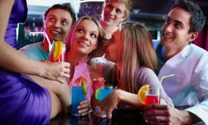 dos-chicas-cotilleando-en-la-discoteca_1098-1713