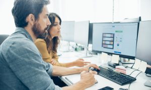 empleados-trabajando-con-una-tableta-grafica_23-2147577287