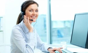 empresaria-en-un-centro-de-llamadas_1098-984