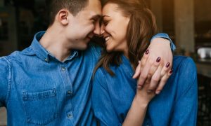 enamorados-jovenes-mirandose_1153-1832