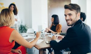 hombre-de-negocios-joven-sonriendo-en-la-reunion_23-2147577246