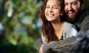 pareja-alegre-diviertendose-en-las-vacaciones-de-primavera_1098-2046