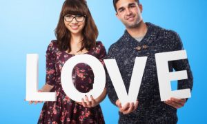 pareja-romantica-sujetando-la-palabra-amor_1149-370