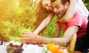 pareja-sonriente-comiendo-uvas_1153-1401