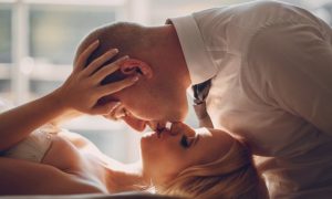 primer-plano-de-novio-apasionado-besando-a-su-mujer_1157-349