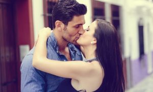 encantadora-pareja-besandose-en-la-calle_1139-150