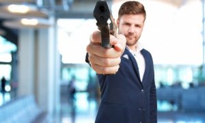 joven-hombre-de-negocios-enojado-expresion_1194-1686