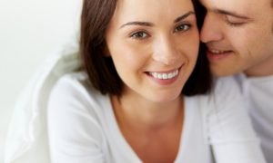 mujer-feliz-con-su-novio-en-la-cama_1098-3819