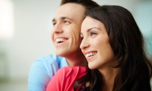 pareja-joven-sonriendo-juntos_1098-2017