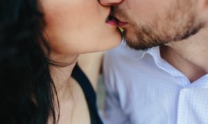 primer-plano-de-enamorados-besandose_1153-854