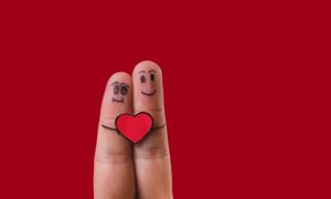 dedos-con-caras-dibujadas-y-un-corazon-enmedio_23-2147596670