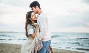 novio-besando-a-su-novia-en-la-frente-en-una-playa_23-2147595913