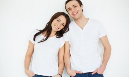 pareja-con-camisetas-blanca-y-vaqueros_1098-2090