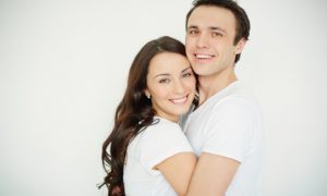 pareja-llena-de-felicidad_1098-2079