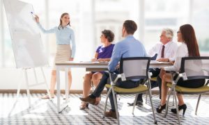 reunion-de-la-oficina-madura-que-muestra-la-presentadora_1262-2083