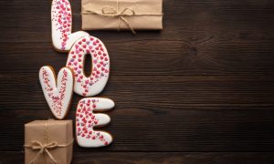 traducir-palabra-love-con-regalos-marrones-sobre-una-mesa-de-madera_1208-410