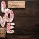 traducir-palabra-love-con-regalos-marrones-sobre-una-mesa-de-madera_1208-410