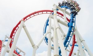 viaje-en-ferrocarril-de-la-montana-rusa-en-el-parque_1203-2240
