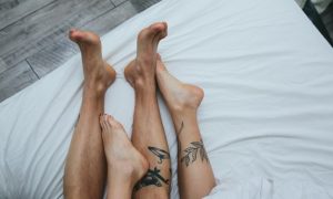 vista-superior-de-enamorados-en-la-cama_1153-1482