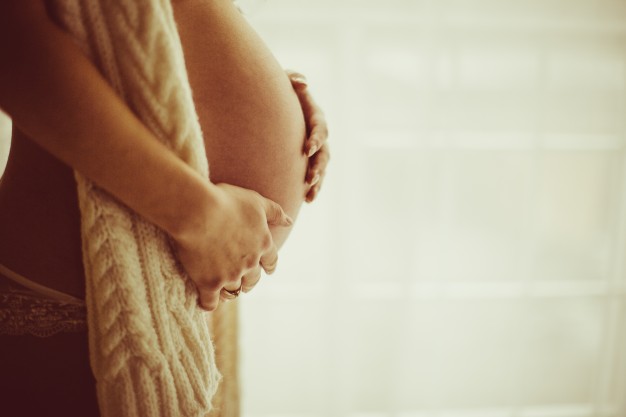 embarazada-mujer-tenencia-ella-vientre_1304-2757