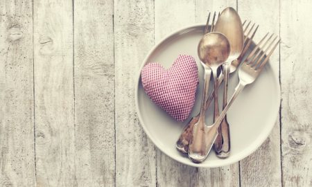 amor-el-dia-de-san-valentin-o-el-concepto-de-comer-con-cubiertos-de-la-vendimia-pl_1220-799