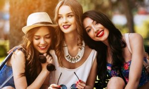 chicas-sonriendo-en-el-parque-al-atardecer_1153-171