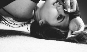 female-864400_960_720