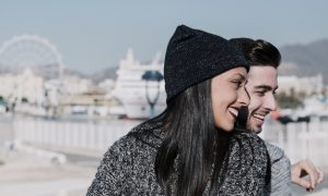 pareja-juntos-por-un-puerto_23-2147732027