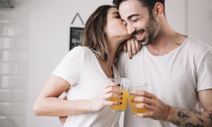 mujer-besando-a-hombre-mientras-disfruta-de-jugo_23-2147742334