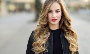 calle-de-la-moda-estilo-de-pelo-hermosa-chica_1139-844