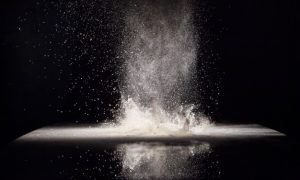 la-harina-suelta-se-encuentra-en-el-fondo-negro_1304-3388
